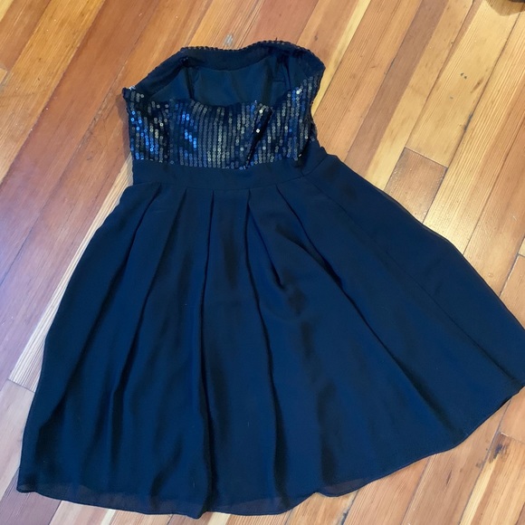 Black dress - Picture 3 of 4